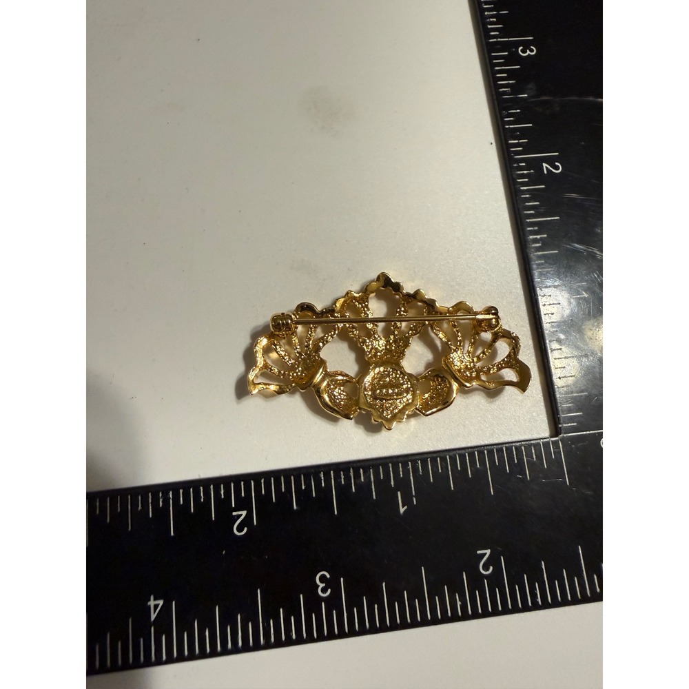 Vintage Avon Gold Tone Claddagh Brooch Faux Pearl Heart Irish Pin - Picture 3 of 4